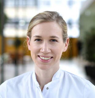 Dr. Evelyne Nicola