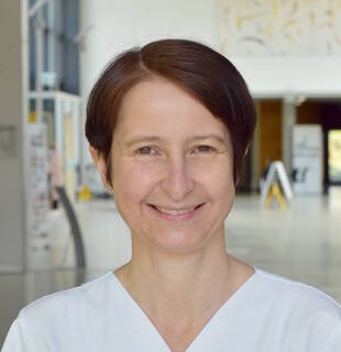 Dr.  Cathrin Schnell